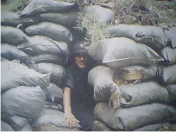 他曾在貓耳洞內彈琵琶,戰死前一個月父親去世,留下寡母哭瞎雙眼 他曾在貓耳洞內彈琵琶,戰死前一個月父親去世,留下寡母哭瞎雙眼