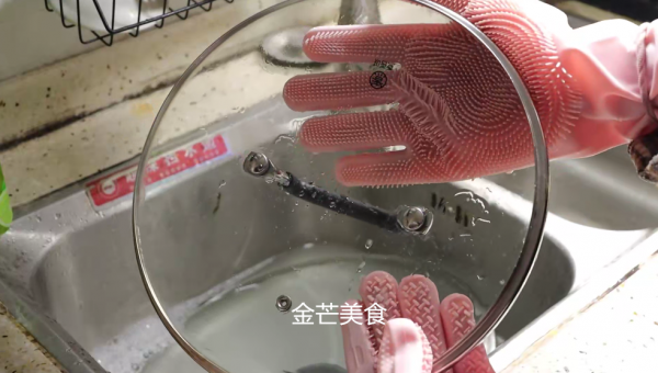 鍋蓋油汙太髒不用怕，無需洗潔精和洗滌劑，學會這招油垢不再出現