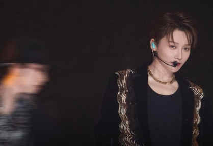 蔡徐坤挑戰新造型，留胡茬穿老虎夾克，滿滿的搖滾風