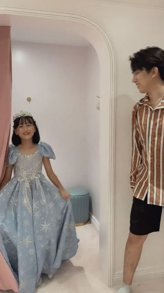 變形計暴躁農村女孩：被親媽拋棄，被城市哥哥當親妹妹，寵成公主