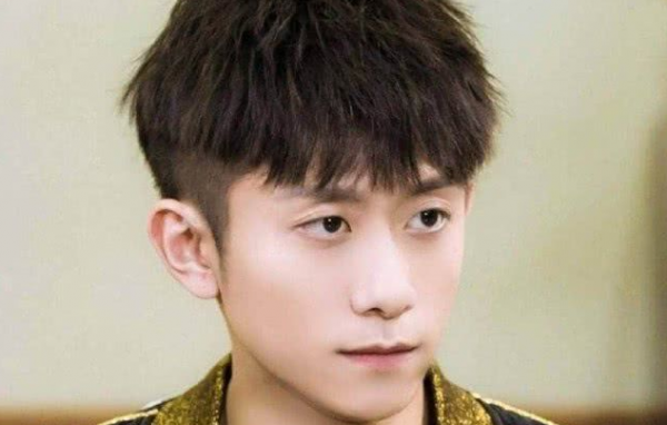 張一山可真是個怪才，一個大光頭配綠衣，還真是很敢穿