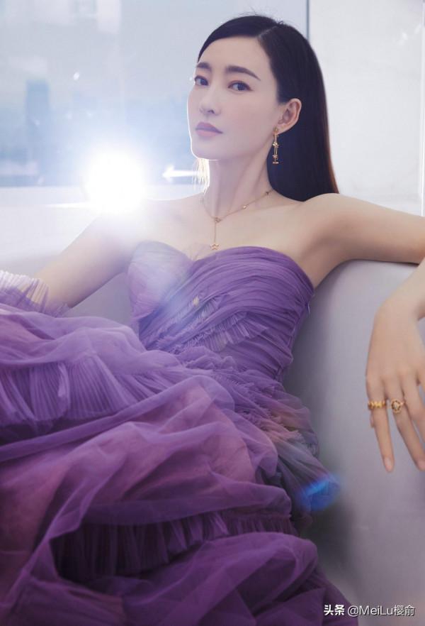 王麗坤膚白氣質好，素顏女神，展現出獨特的魅力