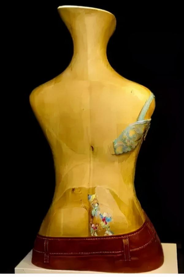 78歲大爺雕貼身衣物,一件25萬!網友看完後都說:有點味道 78歲大爺雕貼身衣物,一件25萬!網友看完後都說:有點味道