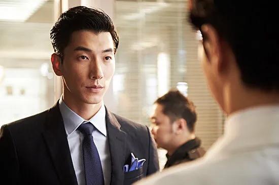 離了個“假婚”的超模張亮，轉型演員失敗後，如今是該找到出路了