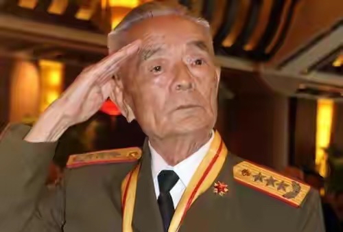 1988年恢復軍銜,有兩大軍區司令員授中將,為何政委卻是上將? 1988年恢復軍銜,有兩大軍區司令員授中將,為何政委卻是上將?