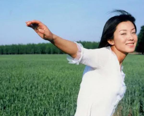 從酒吧歌手到當紅女星,被逃犯捧上位的謝雨欣,都經歷了什麼? 從酒吧歌手到當紅女星,被逃犯捧上位的謝雨欣,都經歷了什麼?