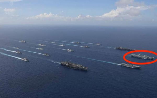 4艘航母並肩航行,伊麗莎白女王號尾流為何這麼小?實力不是吹的 4艘航母並肩航行,伊麗莎白女王號尾流為何這麼小?實力不是吹的