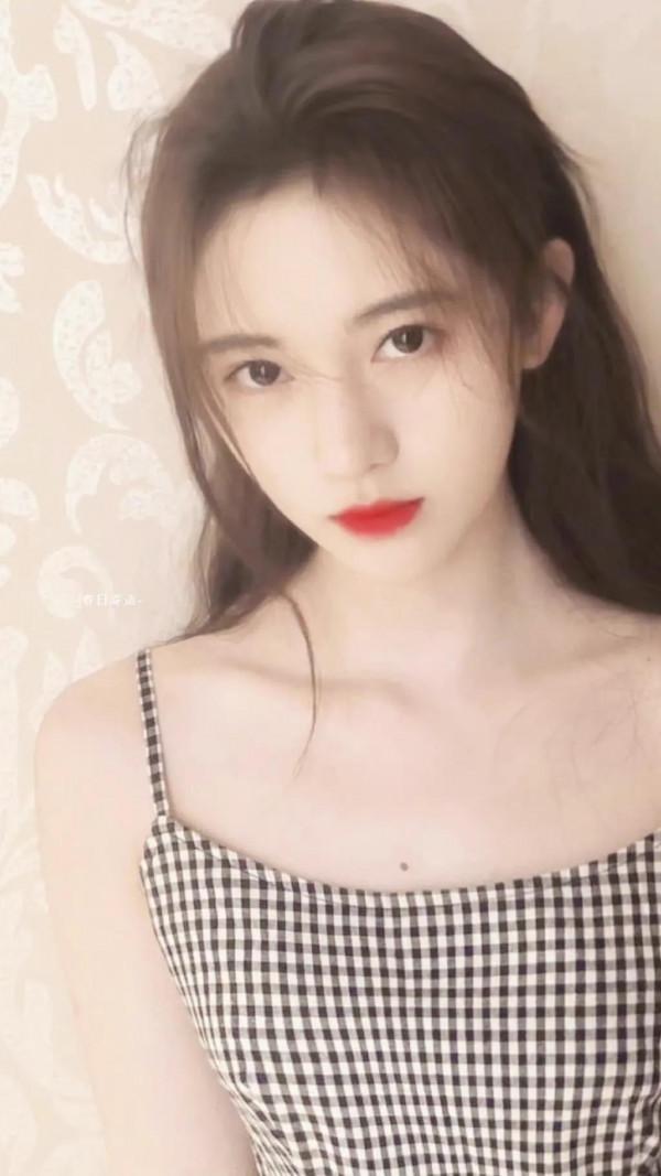 鞠婧禕吊帶裙清爽簡單，可鹽可甜，一笑傾城，盡顯優雅氣質