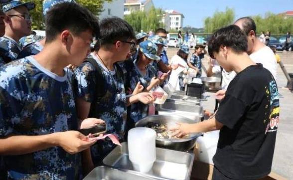 山東一大學,在操場舉辦全魚宴火上熱搜,在校學生可免費連吃10天 山東一大學,在操場舉辦全魚宴火上熱搜,在校學生可免費連吃10天