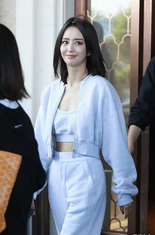 佟麗婭上班圖，露臍運動裝辣味十足，早這麼穿哪還有陳思誠什麼事