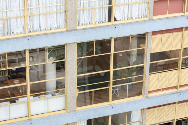 將隔牆盡情拆除後，這個家通透明亮並且可以欣賞到不遠處的山景