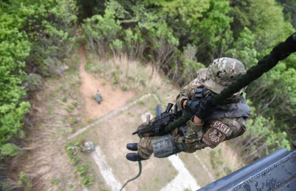 為什麼大多數直升機都不直接降落,而是選擇索降的方式運輸士兵 為什麼大多數直升機都不直接降落,而是選擇索降的方式運輸士兵