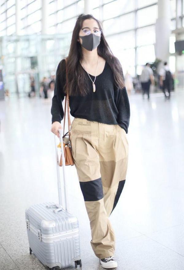 歐陽娜娜身上仍有學生氣質，穿長針織衫拼接娃娃領，挺有千金範的