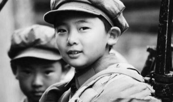10歲小孩自稱是紅軍並走完了長征，毛主席問誰能證明，小孩：賀龍