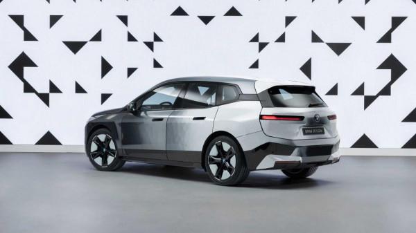 電子墨水技術加持 寶馬展示可變色車漆 灰白自由切換