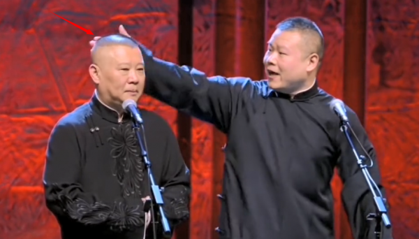 郭德綱舞臺上被岳雲鵬拍腦袋！不敢相信一臉懵，轉身揮手要揍徒弟