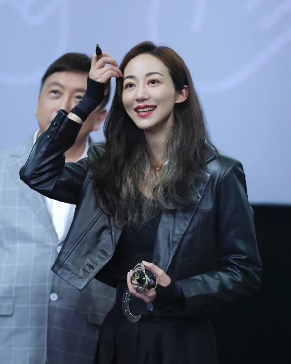 韓雪一改往日溫柔形象，短款皮衣盡顯甜酷風，長髮加持超吸晴