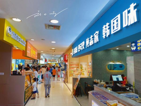 重慶楊家坪的地標商場，直通輕軌站，開了十幾年，人氣一直都很旺