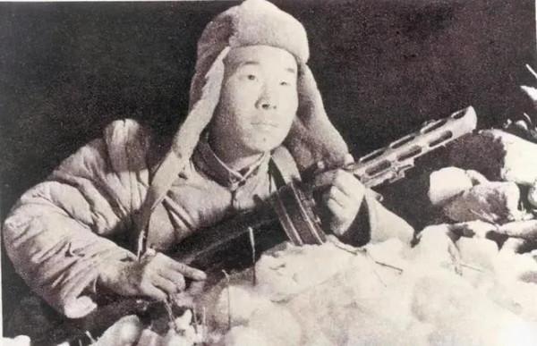 19歲的特等功臣：連炸兩個地堡，飛身堵住槍眼，犧牲後雙手仍不松