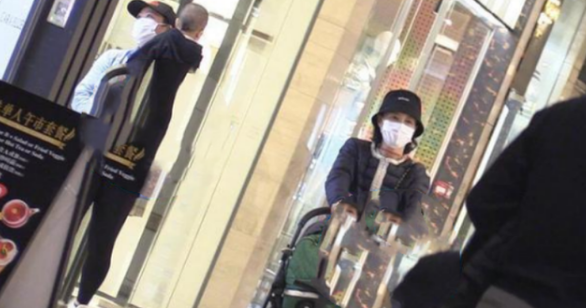 陳羽凡帶13歲兒子參加聚餐，煙癮仍舊不小，元寶正臉照罕見曝光