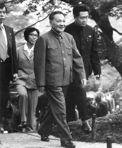 鄧小平三次擔任中央秘書長，第三次情況最特殊，與前兩次大不相同