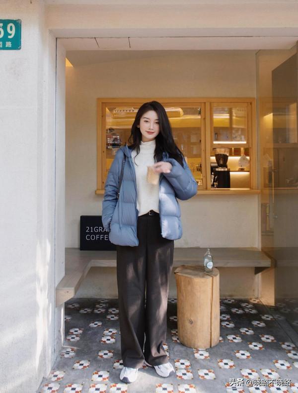 女人秋冬別隻穿黑色！不如試試“霧霾藍”，優雅顯白，黃皮也適合