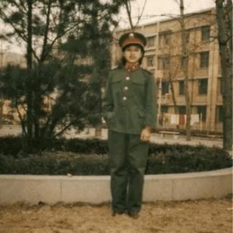 韓紅自稱曾是校花，以為是玩笑，看到她18歲軍裝照：我信了