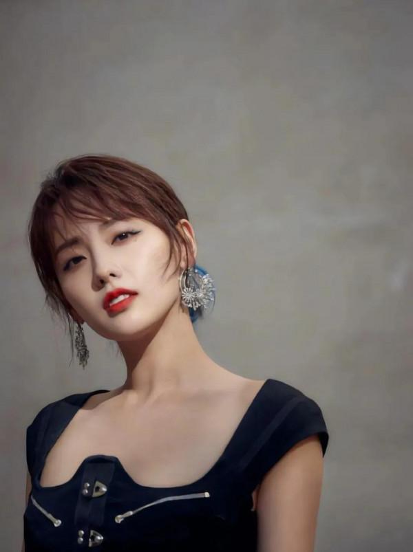 今日美圖博君一笑,張嘉倪是個脫俗優雅清新靚麗的美人 今日美圖博君一笑,張嘉倪是個脫俗優雅清新靚麗的美人