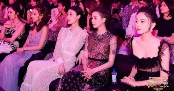 楊冪伸脖似鴕鳥,鹿晗關曉彤像老大爺,儀態差,顏值再高也白搭 楊冪伸脖似鴕鳥,鹿晗關曉彤像老大爺,儀態差,顏值再高也白搭