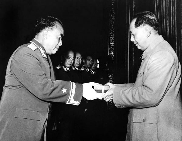 1955年，軍委連開兩天會議敲定元帥11位，為何後來缺一人？