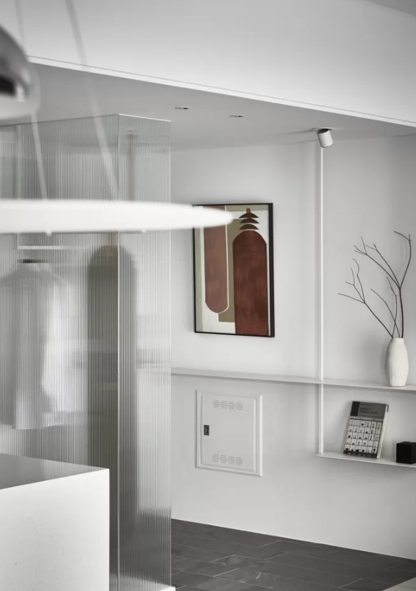 玄關延伸2米6，裝長虹玻璃做隔斷，直接圍出2㎡衣帽間！好看好用