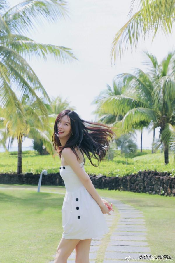 文詠珊一襲白色抹胸連衣裙清純又高階，度假風滿滿