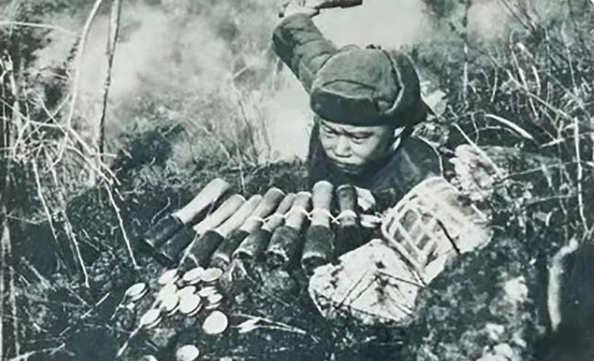 志願軍孤膽英雄：18歲戰士上廁所耽誤撤退，獨自打退敵人9次衝鋒