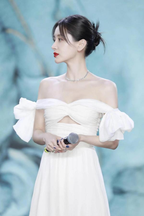 明星美圖秀-小個子的王子文氣場強大，一襲抹胸長禮服很顯身材