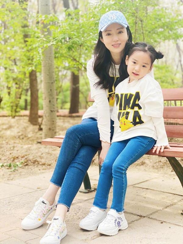 董璇母女同穿桃心長褲，灰色拼接西裝丸子頭，小酒窩抱腰撒嬌萌化