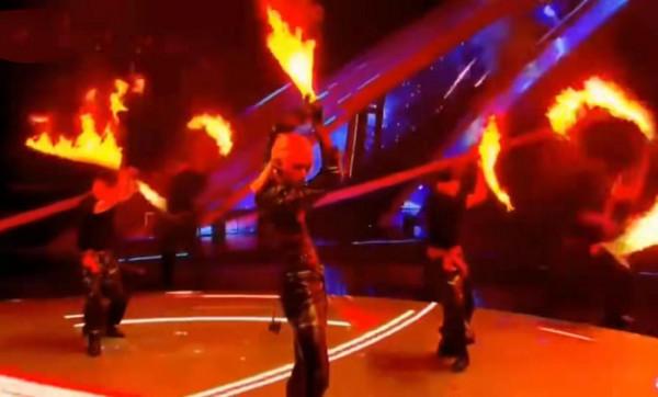 年末晚會變尷尬現場：座位插熒光棒充當觀眾，七大獎無人到場領取