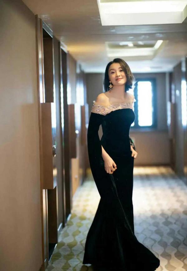 49歲吳越這回真“張揚”，穿露肩連衣裙秀好身材，美得不敢認