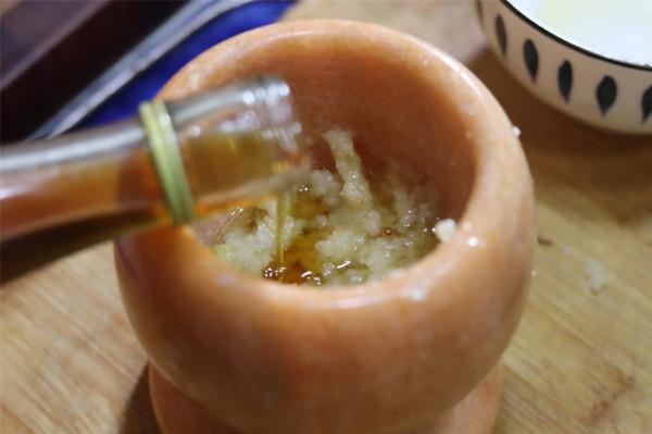 我家做涼拌茄子，不用上鍋蒸，茄子不變色，水汽少，入味好吃