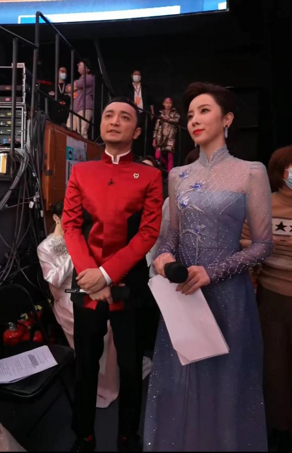 馬凡舒首登元宵晚會挑大樑，甜美風豔壓成門面，李思思旗袍太保守