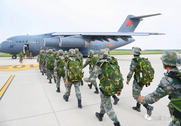 運-20接南海島礁老兵回家！首次公開上島，還是低可視塗裝版本