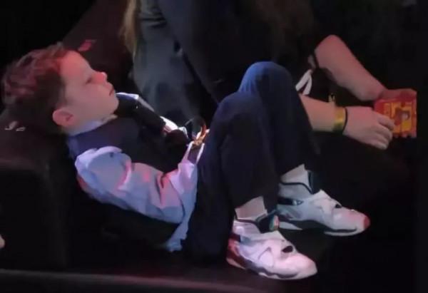 求求放過這些孩子吧！給父母撈錢的童星網紅，快被榨乾了