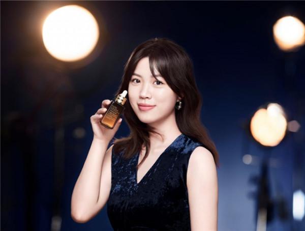 男足隊長一旁偷笑！1米9汪順與1米6楊倩開心合影，郎才女貌超般配