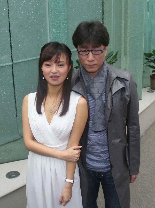 十幾年前的孫紅雷頭髮挺飄逸,戴眼鏡挺乖的,但“大哥範”藏不住 十幾年前的孫紅雷頭髮挺飄逸,戴眼鏡挺乖的,但“大哥範”藏不住