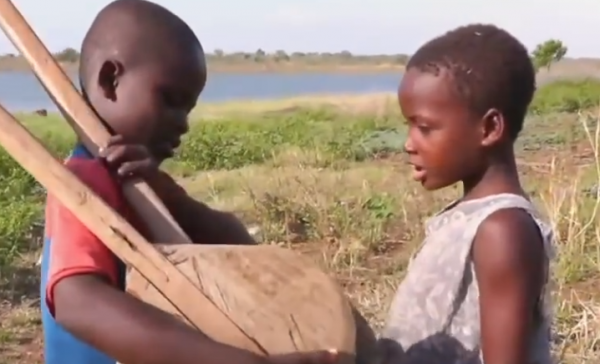 8歲少年不甘認命，無父無母沒房住沒飯吃，捕魚三年養活全家三口