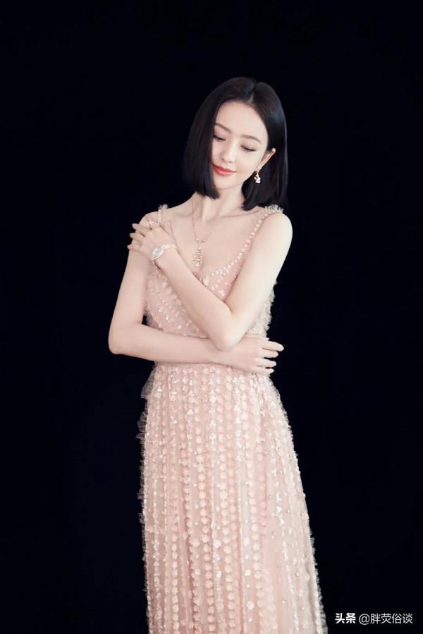 黑長直配上珍珠裙，這樣的佟麗婭美的好精緻