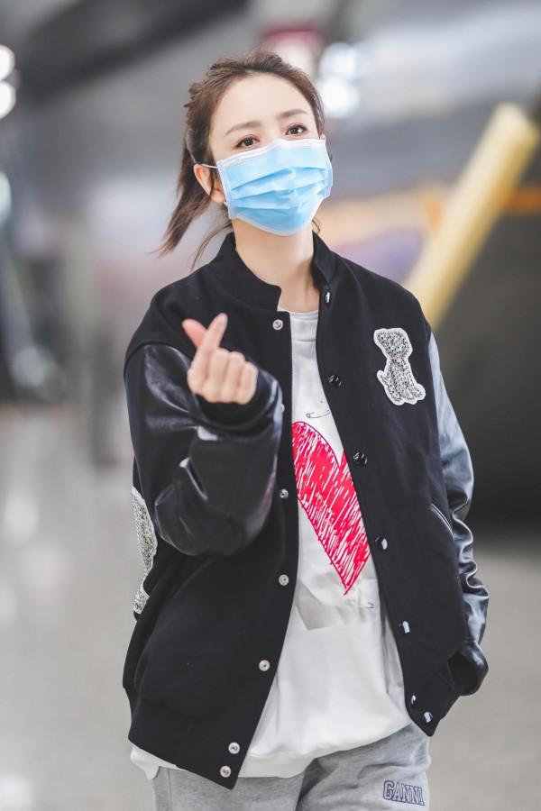 佟麗婭休閒風現身成都機場，國潮上身心情舒暢