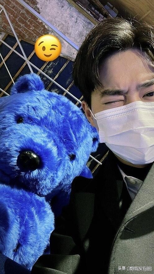 EXO成員SUHO公開退伍後的近況：懟臉自拍，Wink賣萌