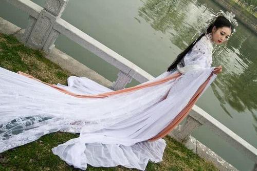 古人穿的衣服有的很長拖在地上，究竟是為什麼？不怕弄髒嗎？