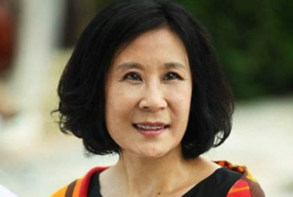 《軍港之夜》蘇小明：23歲一夜爆紅，巔峰時遠走法國，如今怎樣了