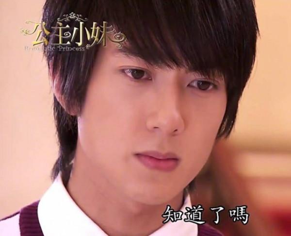 吳尊曬42歲慶生照？妻子林麗吟罕見露面，一家四口畫面溫馨